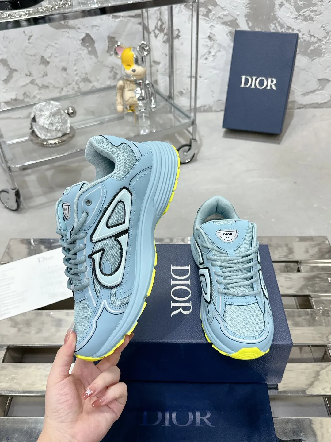 Men's men's shoes 💰600❤️❤️❤️High version Dior Dior's latest color matching B30 series reflective dad sneakers original 17380💰 purchased for development and production Brand new B30 sneakers Dad Shoes style shoes that follow the trend of the retro market The Dior logo on the tongue also indicates that this pair of shoes is the B30 model! B30 uses fine-textured leather and mesh cloth materials to form a shoe body. There are conspicuous letters CD on both sides of the shoe body to indicate identity. Many lines on the shoe body outline details to make the shoes look less monotonous and full of retro flavor. The delivery counter is exquisitely packaged🛍📦 ▪️Fabric: Original customized technical fabric + mesh ▪️Inner lining: Customized breathable lining ▪️Outsole: Original molded IP foam + TPU outsole ▪️Sole thickness: 3.5CM ▪️Size: Women’s size 35-40 / Men’s size 39-46